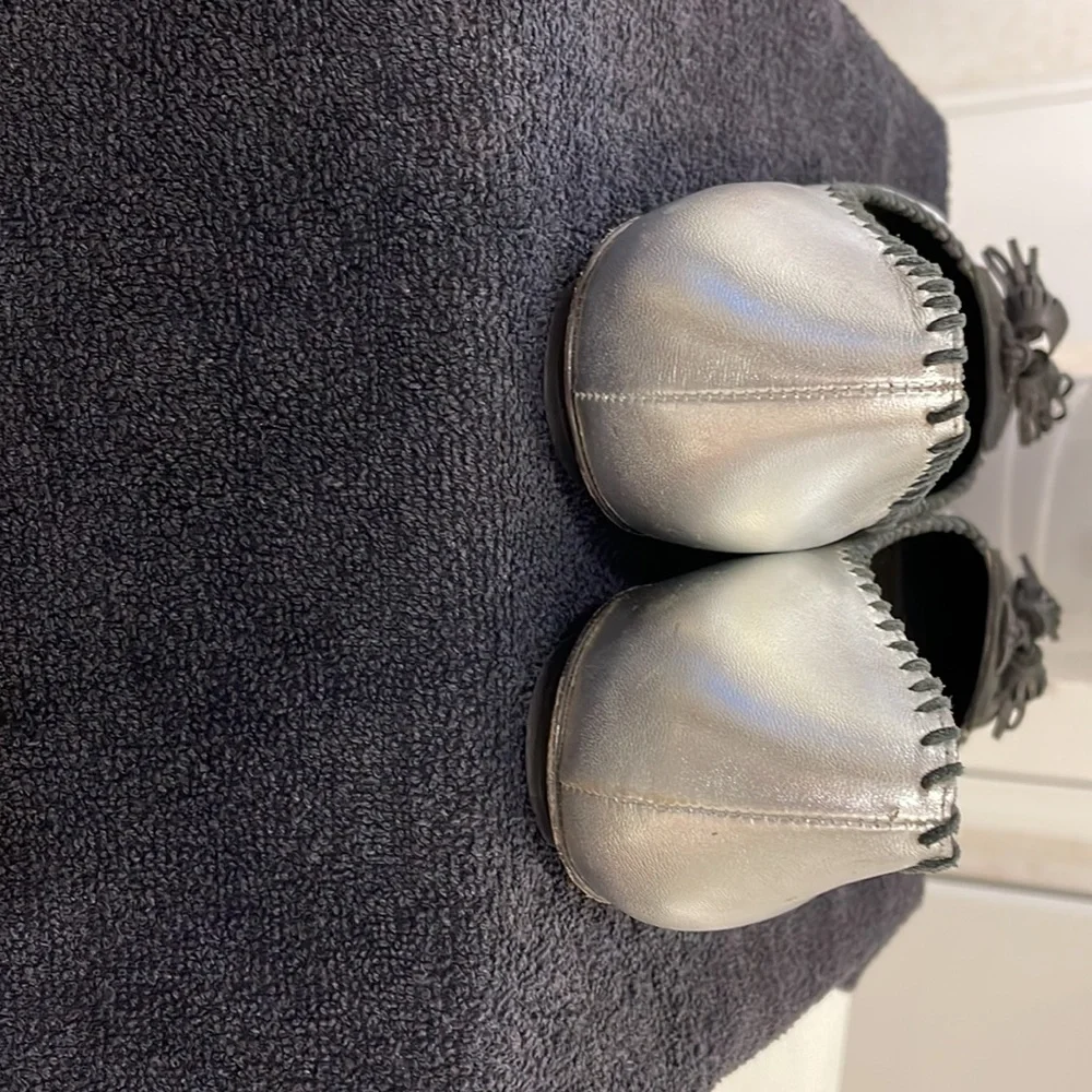 ISABELLA FIORE “Lovely Bis” silver flats with black stitching and tassel - Picture 3 of 8